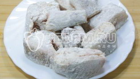 минтай тушеный с протертыми томатами