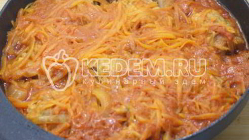 минтай тушеный с протертыми томатами