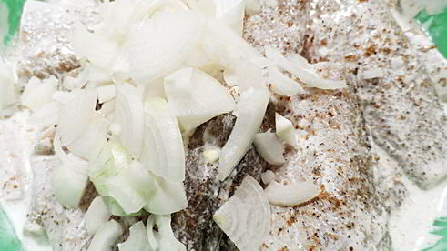 минтай тушеный в сметане