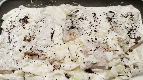 минтай тушеный в сметане