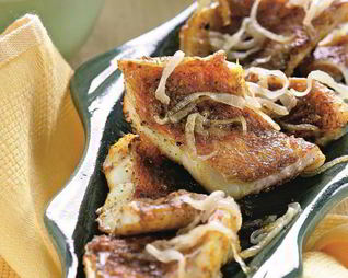 Морской окунь с пюре и луковым соусом