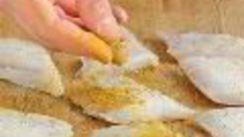 морской окунь с пюре и луковым соусом