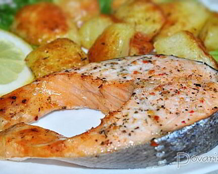 Нерка, запеченная с картофелем