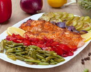 Овощное ассорти с форелью