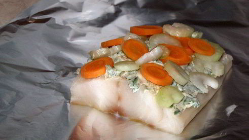 палтус с овощами, запеченный в фольге
