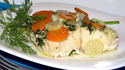 палтус с овощами, запеченный в фольге