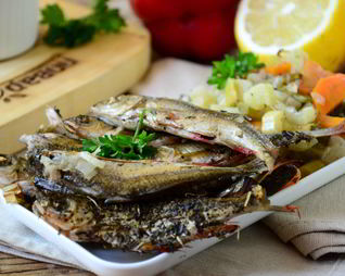 Плотва, запеченная в рукаве с овощами