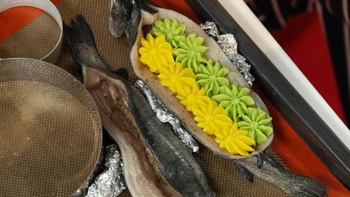 речная форель, запеченная с двумя видами пюре