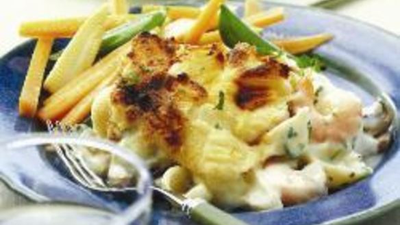 Рецепт Рыба и креветки с корочкой из картофельного пюре