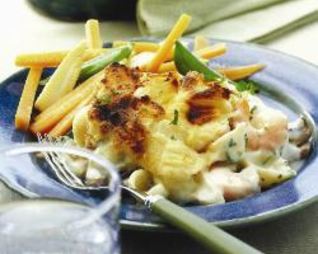 Рыба и креветки с корочкой из картофельного пюре