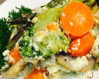 Рыба с овощами под сырно-сливочным соусом