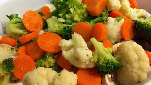 рыба с овощами под сырно-сливочным соусом