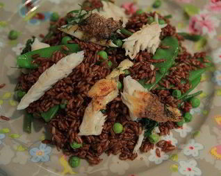 Рыба с рисом и зелеными овощами