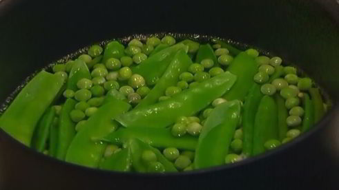 рыба с рисом и зелеными овощами