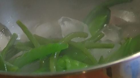 рыба с рисом и зелеными овощами