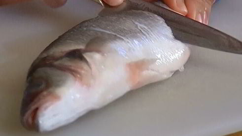 рыба с рисом и зелеными овощами