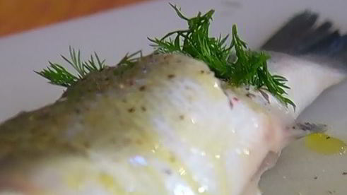 рыба с рисом и зелеными овощами