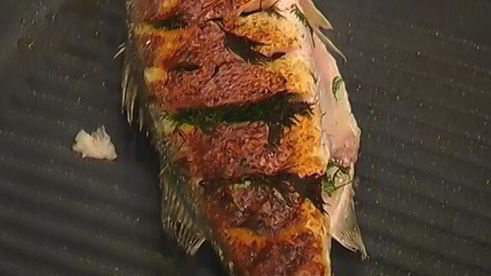 рыба с рисом и зелеными овощами