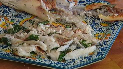 рыба с рисом и зелеными овощами