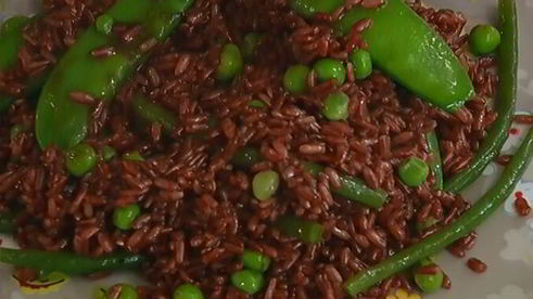 рыба с рисом и зелеными овощами