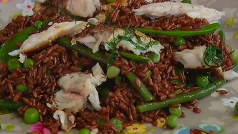 рыба с рисом и зелеными овощами