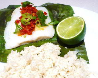 Рыба с соусом самбал и кокосовым рисом