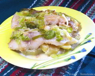 Рыба в сливочном соусе с картофелем и луком пореем