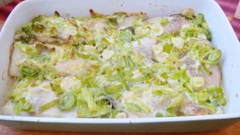 рыба в сливочном соусе с картофелем и луком пореем