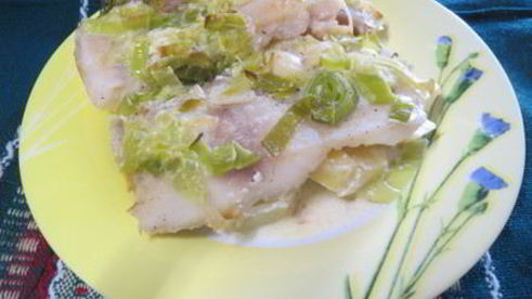 рыба в сливочном соусе с картофелем и луком пореем