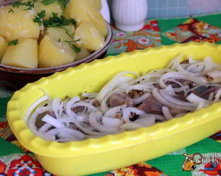 Сельдь с луком в горчично-масляной заправке