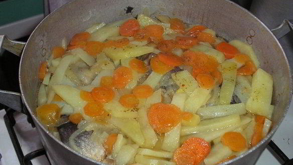 Рецепт Сельдь свежая, тушенная с овощами