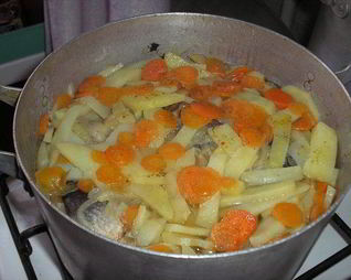 Сельдь свежая, тушенная с овощами