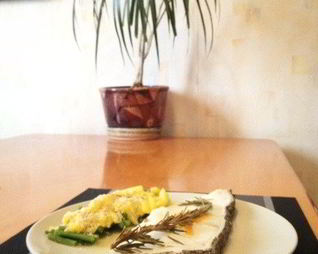 Сибас в духовке с розмарином и гарниром из фасоли и манго