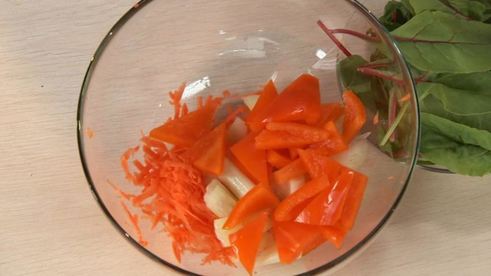 судак в панировке с легким салатом