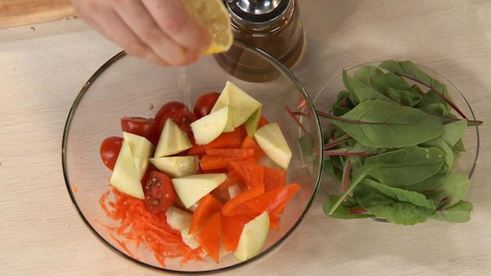 судак в панировке с легким салатом