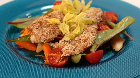 судак в панировке с легким салатом