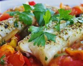 Треска запеченная с овощами в духовке