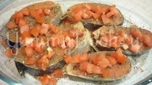 запеченная семга с брынзой и помидорами