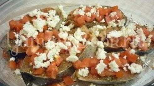 запеченная семга с брынзой и помидорами