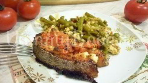 запеченная семга с брынзой и помидорами