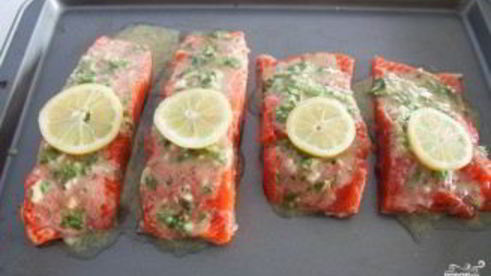 запеченный лосось с чесноком и горчицей