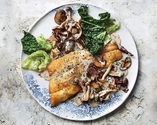 Жареный сиг с грибами в сметане