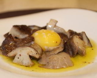 Жареные лесные грибы в соусе с трюфельным маслом