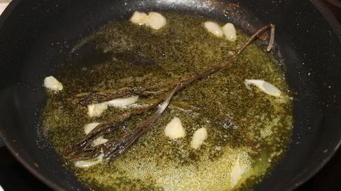 жареные лесные грибы в соусе с трюфельным маслом