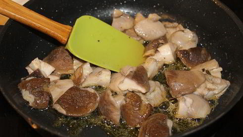 жареные лесные грибы в соусе с трюфельным маслом