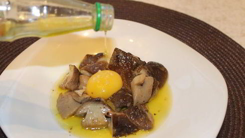 жареные лесные грибы в соусе с трюфельным маслом