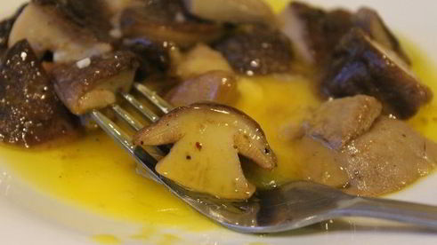 жареные лесные грибы в соусе с трюфельным маслом