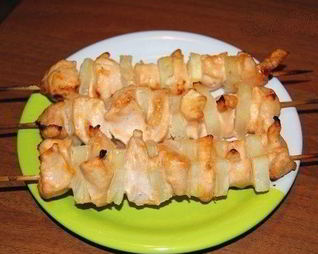Куриные шашлычки с ананасами в духовке