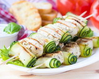 Лимонно-горчичные куриные шашлычки с рулетиками из цукини