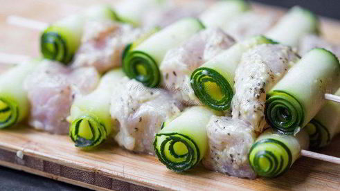 лимонно-горчичные куриные шашлычки с рулетиками из цукини